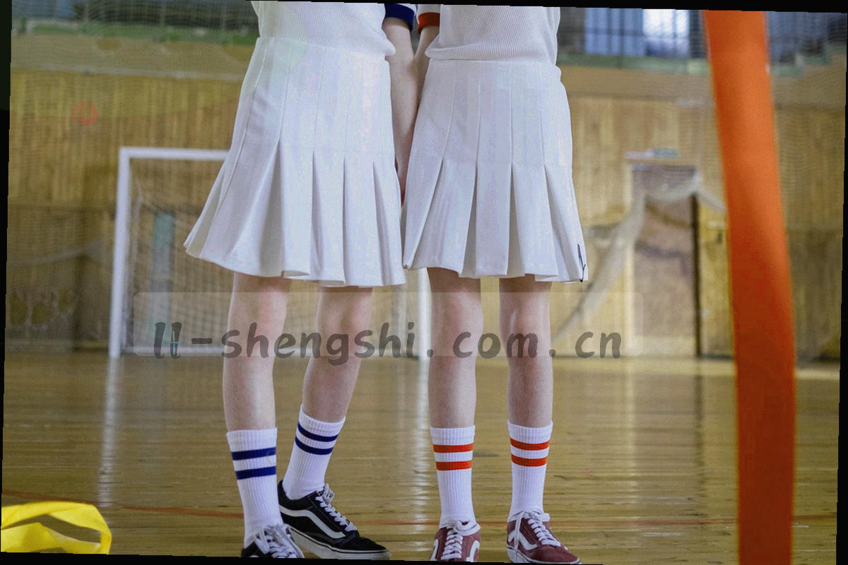 多个光点以线条连成群落，朱砂红与鎏金交织，象征多人组队，无人物